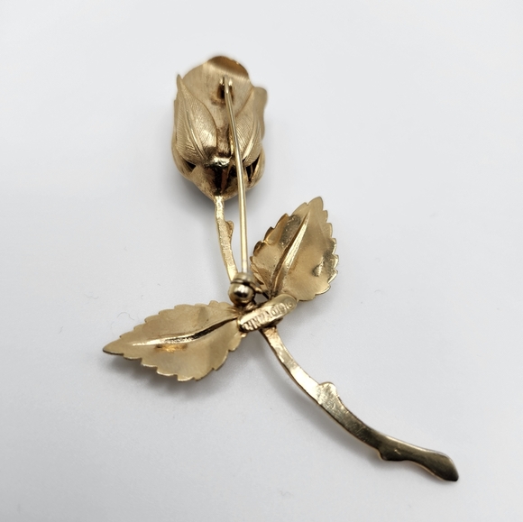 Signed "Giovanni" gold tone Rose Brooch! A Sgl. Rose means "Love at 1st sight" - Picture 2 of 3